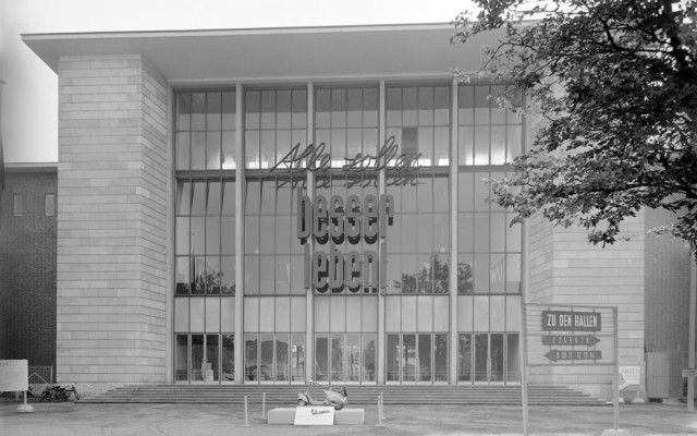 Ein Gebäude von außen mit einem Schriftzug an der Fassade.