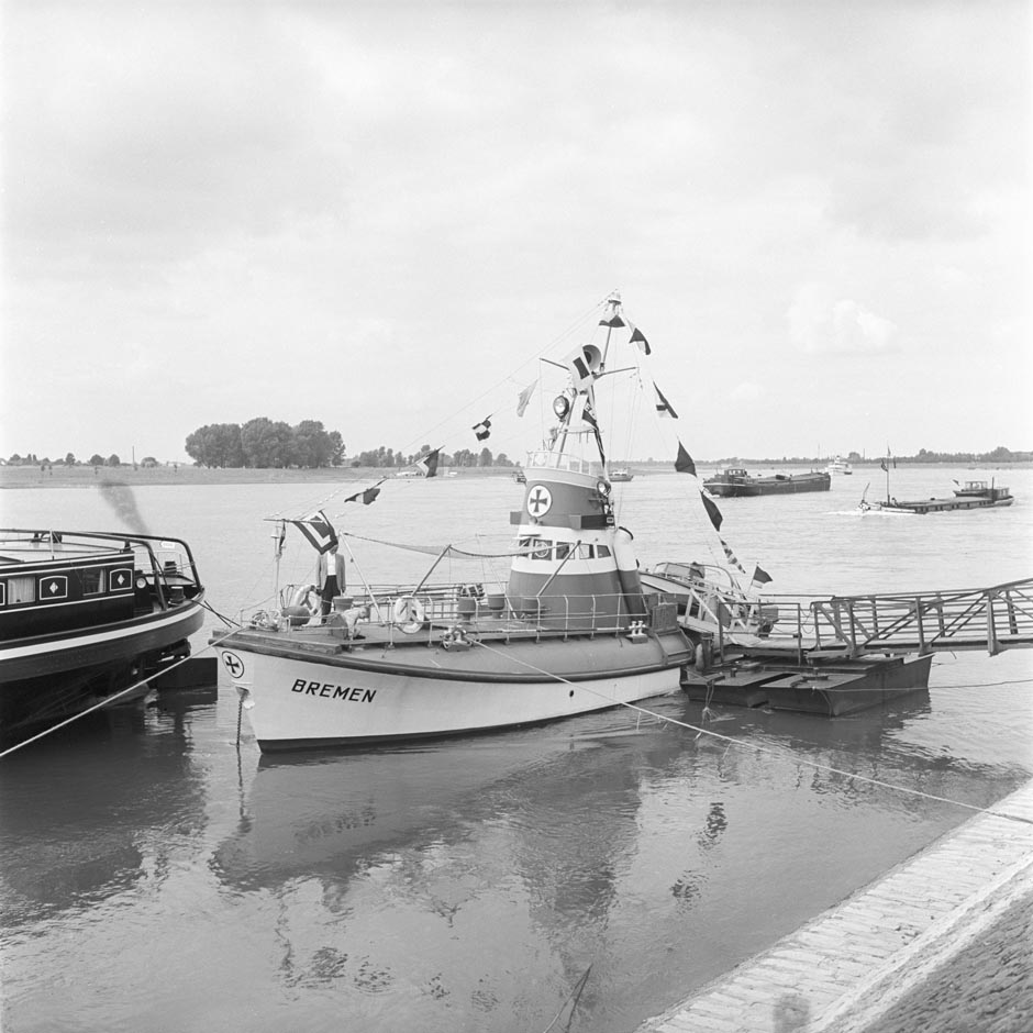 LVR-ZMB, B. Müller-Schwanneke Ein Schiff ist am Ufer vertäut.