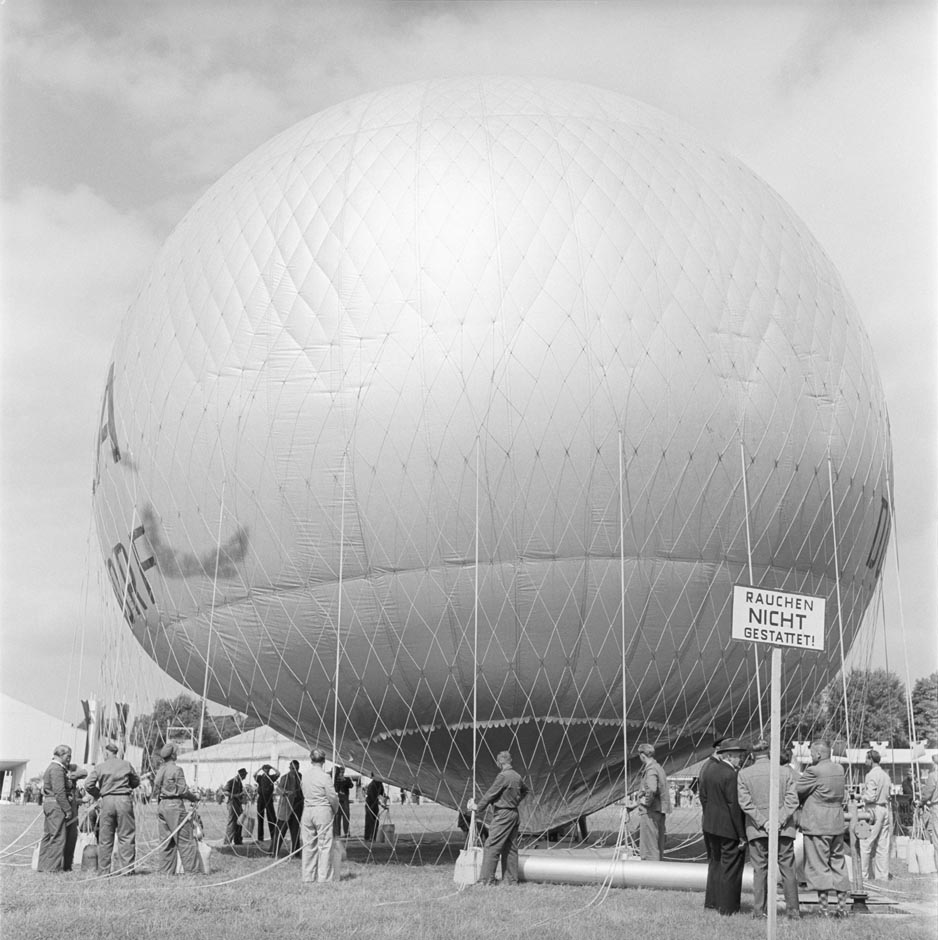 LVR-ZMB, B. Müller-Schwanneke Ein Heißluftballon wird aufgeblasen.