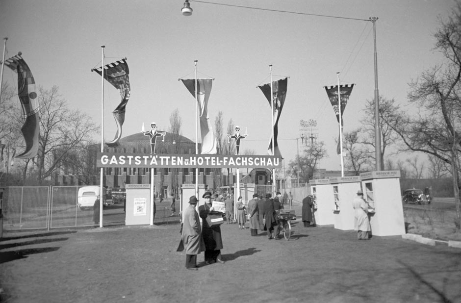 LVR-ZMB, C.A. Stachelscheid Außenansicht einer Veranstaltungshalle.