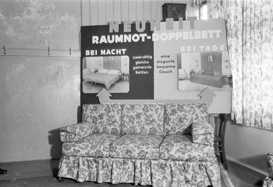 LVR-ZMB, C.A. Stachelscheid Ein Sofa steht in einer Ausstellungshalle.