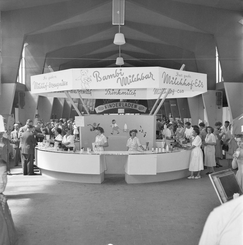 LVR-ZMB, C.A. Stachelscheid Eine Bar in einer Ausstellungshalle.