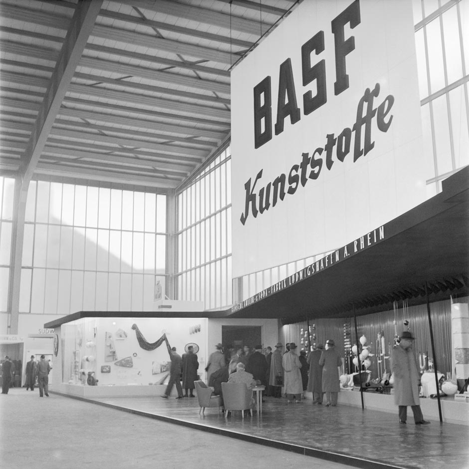 LVR-ZMB, C.A. Stachelscheid Ein Messestand in einer Ausstellungshalle.