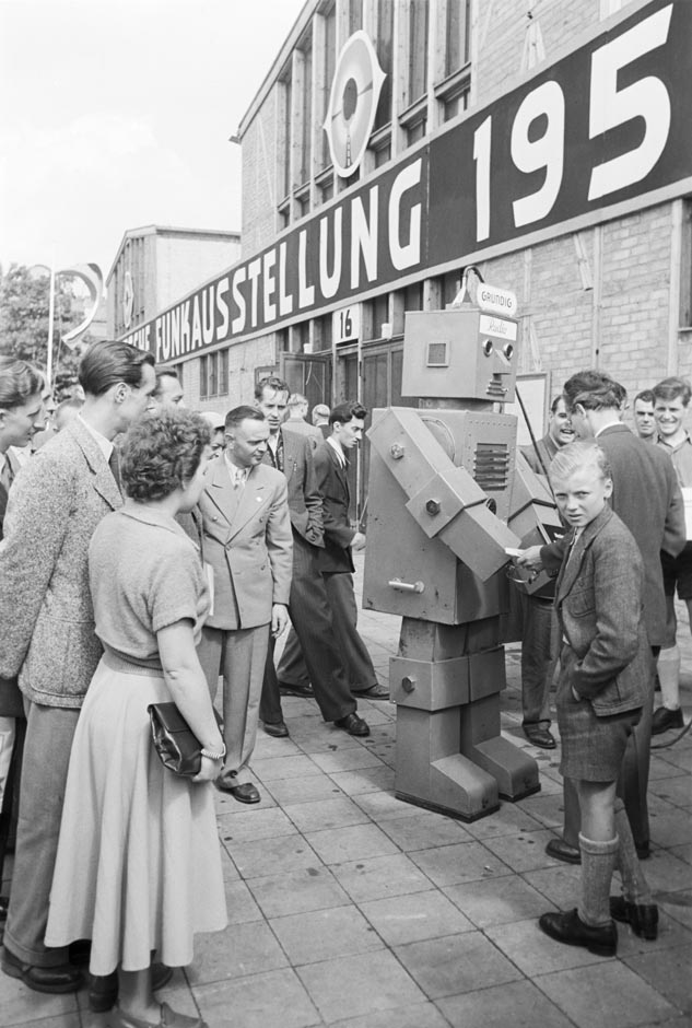 LVR-ZMB, C.A. Stachelscheid Eine Menschenmenge und ein Roboter.