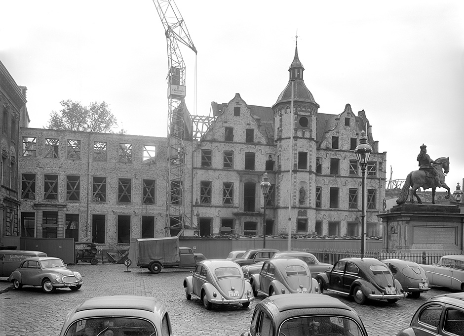LVR-ZMB, W. Klein Ein Gebäude wird umgebaut.