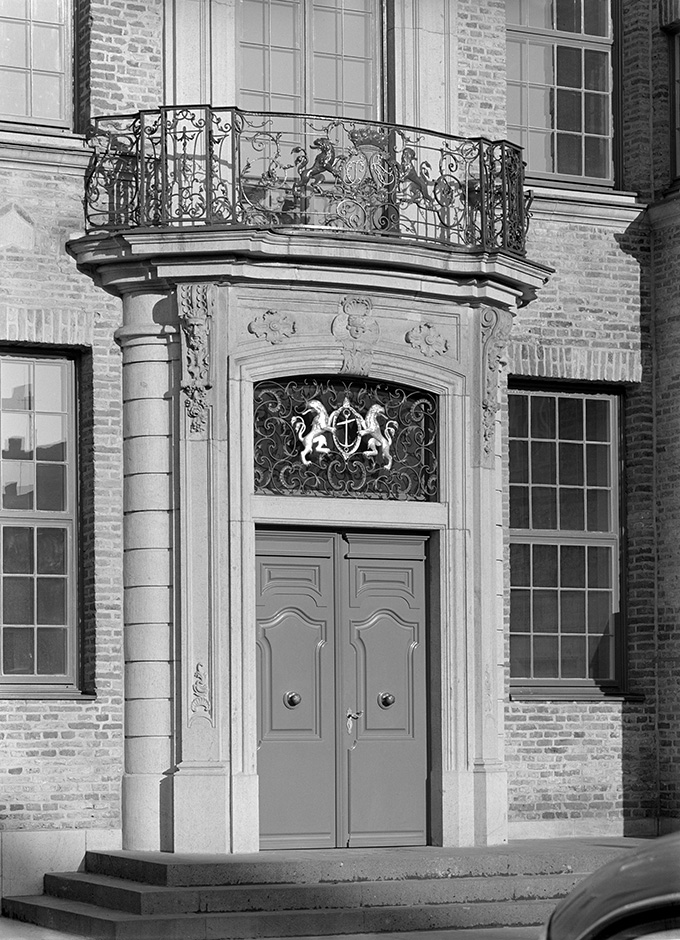LVR-ZMB, W. Servais Eine Eingangstür und ein Balkon.