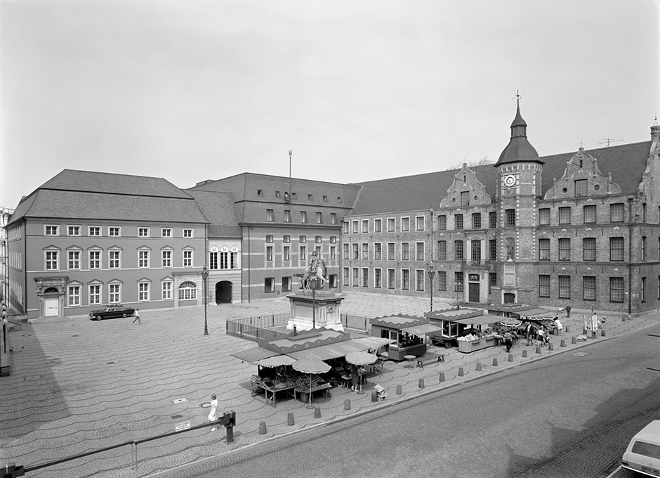 LVR-ZMB, M. Grans Ein Platz mit Marktständen und mehreren Gebäuden.
