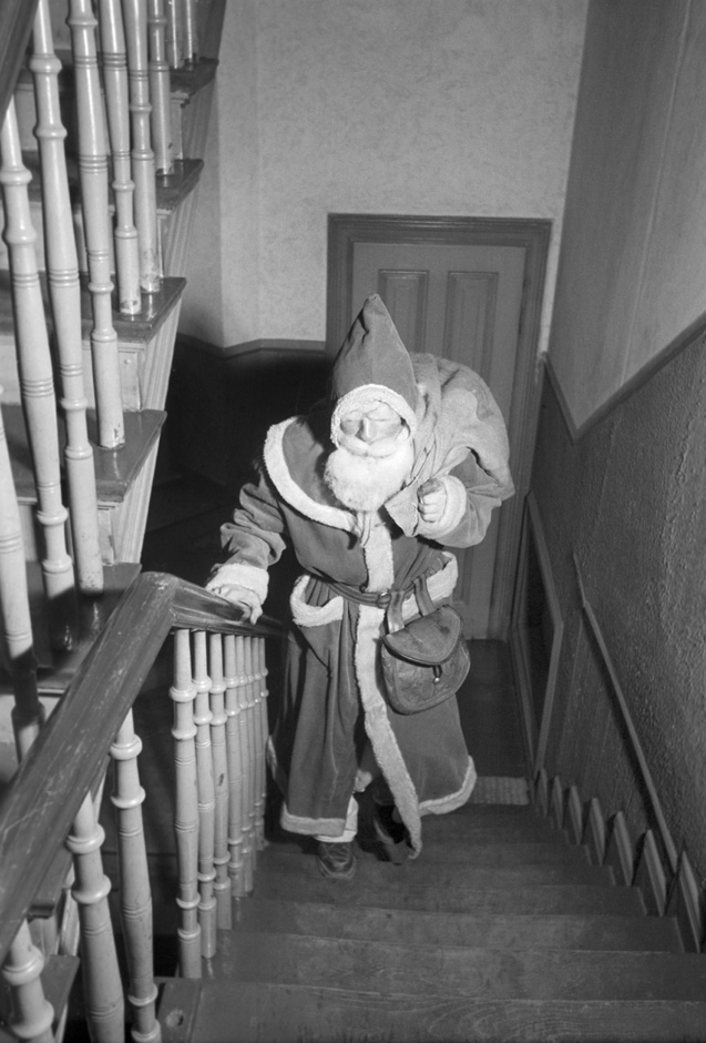 Der Nikolaus geht eine Treppe hinauf.