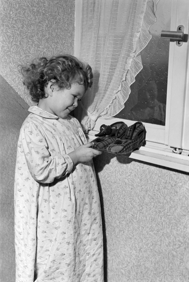 Ein Mädchen mit seinen Hausschuhen.