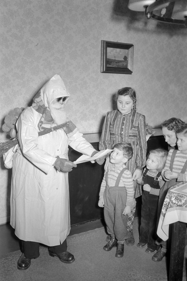 Der Nikolaus mit einer Familie.