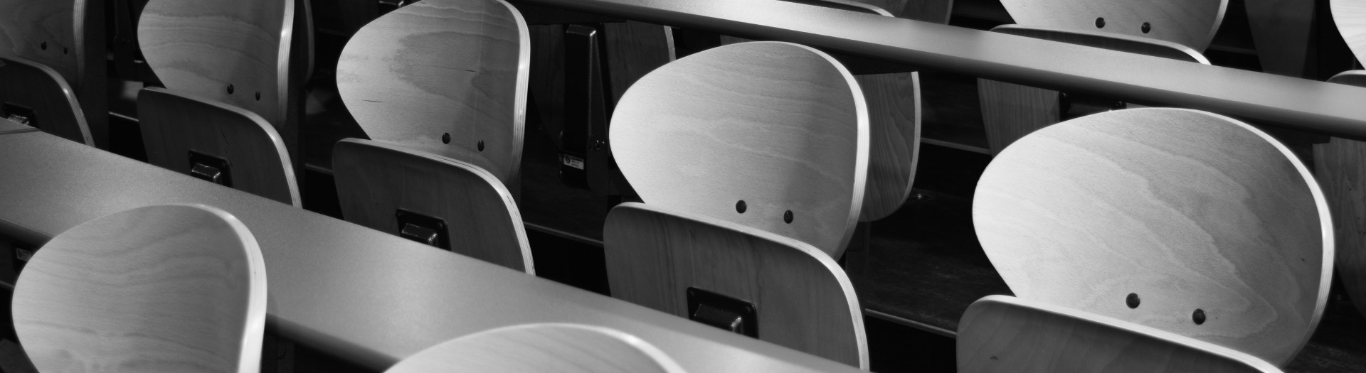 Tischreihen mit Stühlen