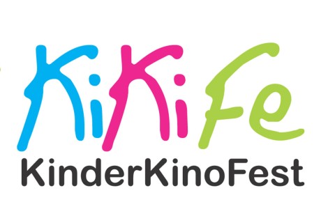 Über einem Schriftzug steht in blauer, magenta und grüner Farbe: "KiKiFe". 