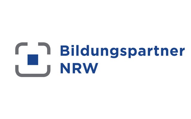 gefuellte Tasche mit Gegenständen zum Thema außerschulisches Lernen