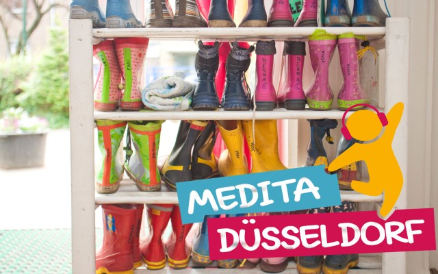 Bunte Kindergummistiefel im Regal