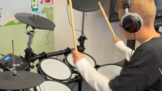 Schüler spielt auf E-Drum