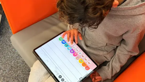 Schüler experimentiert mit Hörspiel-App auf einem Tablet