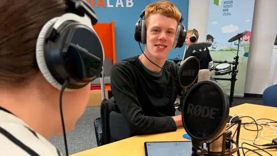 Schüler*innen nehmen Podcast auf