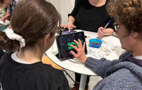 Schülerin erklärt Lehrerin wie ein Greenscreen funktioniert