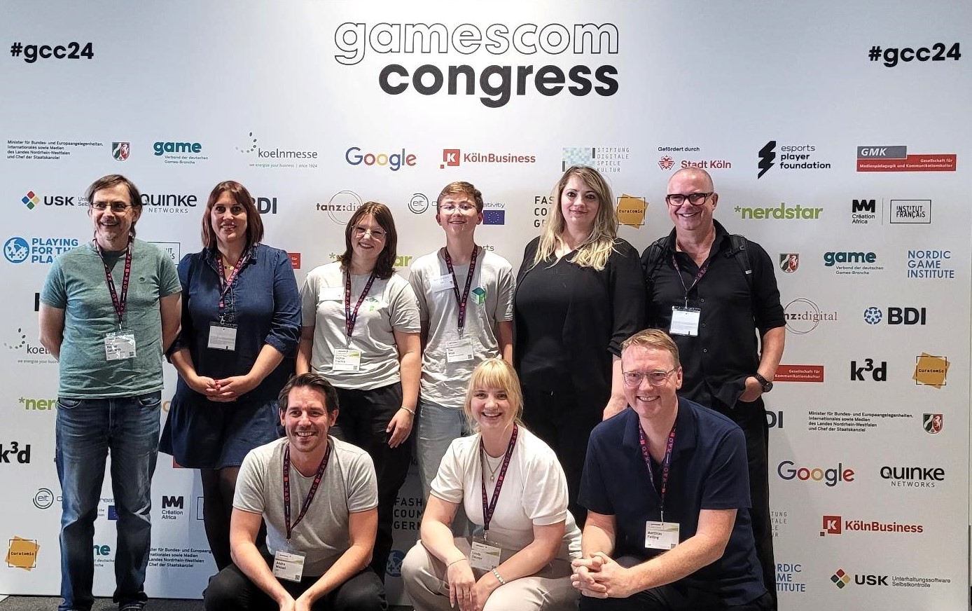 Das Team mit Medienscouts der Gesamtschule Borbeck in Essen auf dem Gamescom Congress. 