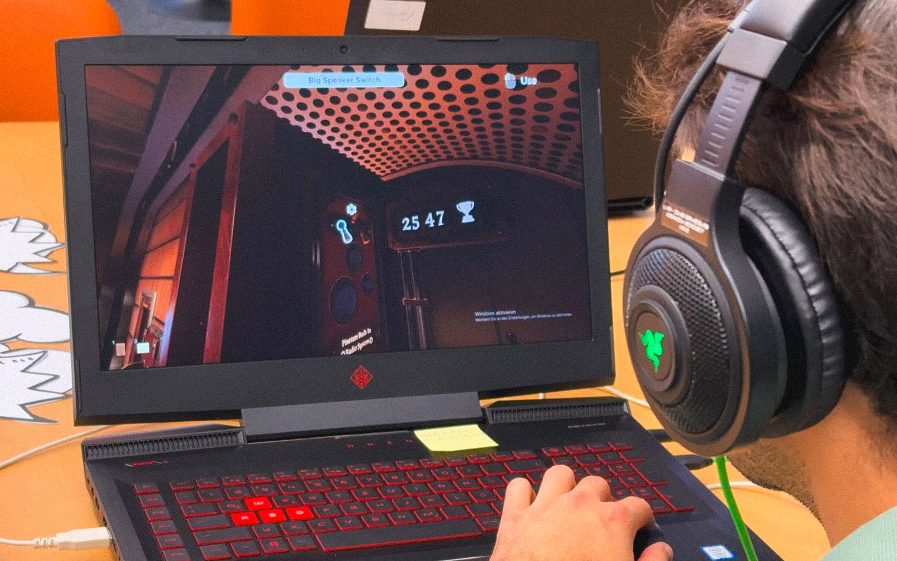 Foto: LVR-ZMB Teilnehmer spielt ein Computerspiel