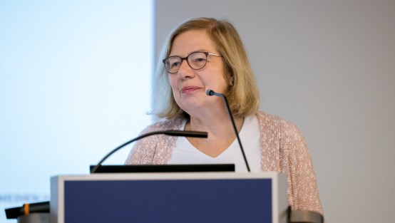 Frau Holtmann-Schnieder vom Jugendhilfeausschuss Düsseldorf eröffnet die Veranstaltung.