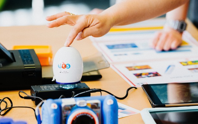 Ein Mikroskop wird gedrückt.