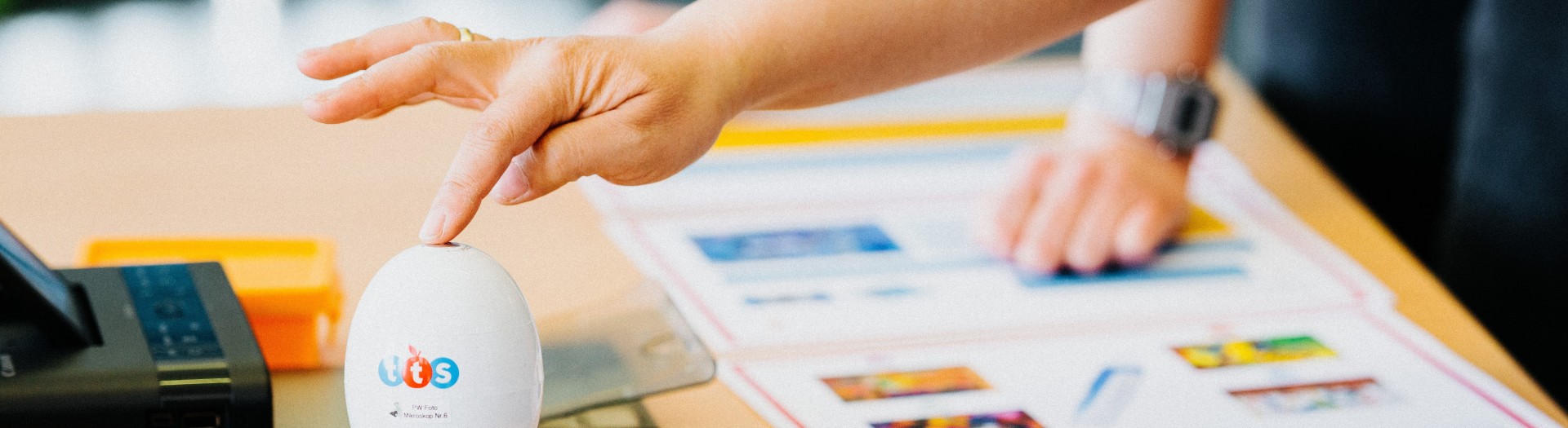 Ein Mikroskop wird bedient.