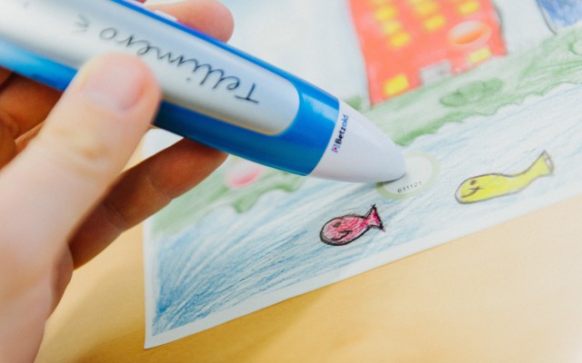 Mit einem Tellimero wird ein Sticker angewählt.