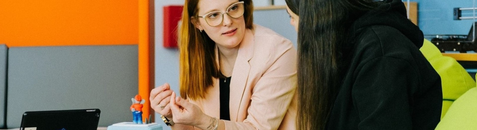 Zwei Kita-Fachkräfte im Gespräch.