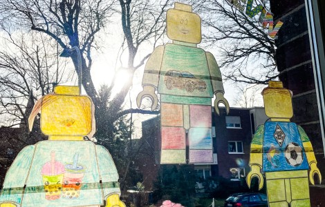 Figuren auf einer Fensterscheibe in Mönchengladbach