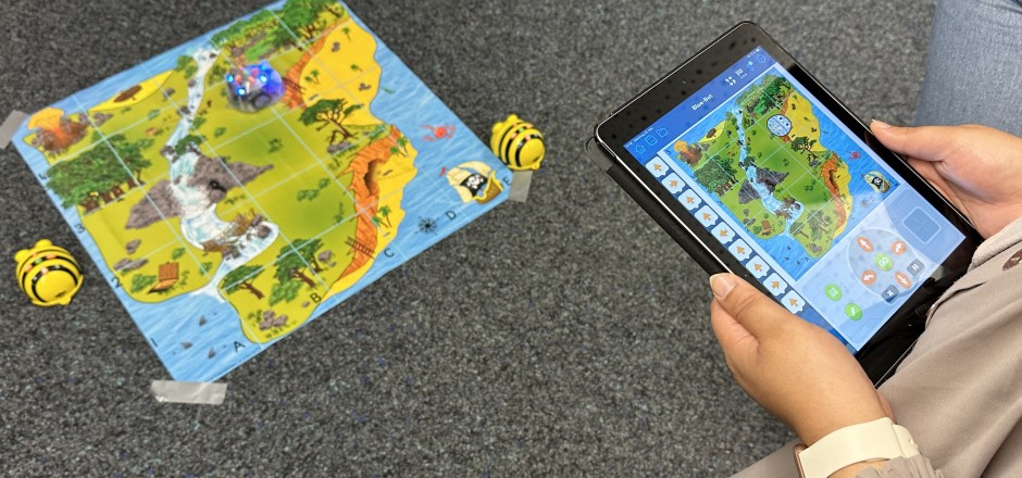 Lehrende am iPad mit Bildungsroboter Bee-Bot Lehrende am iPad mit Bildungsroboter Bee-Bot