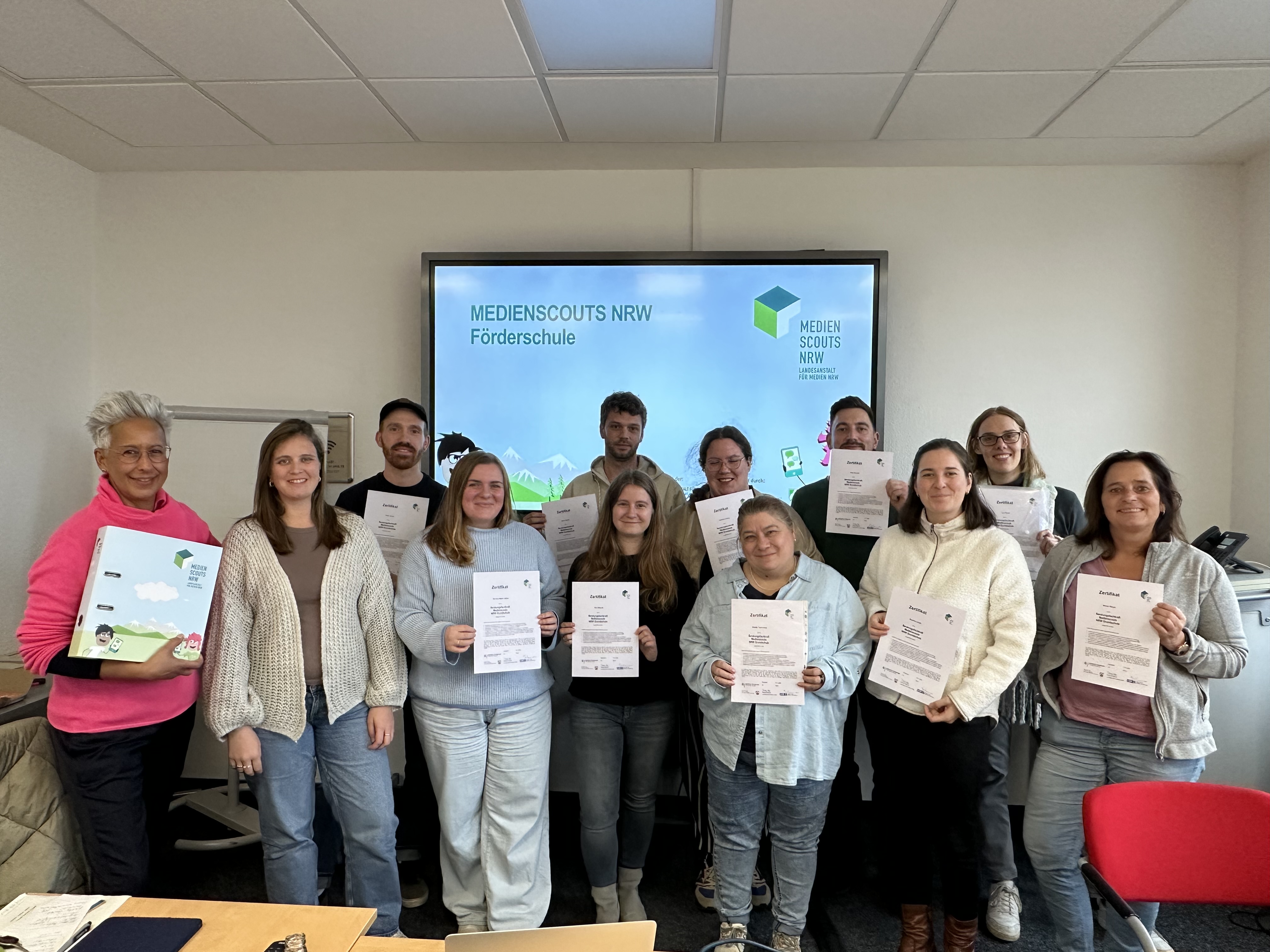 DieTeilnehmenden Fachkräfte von den LVR-Förderschulen posieren mit den Urkunden.