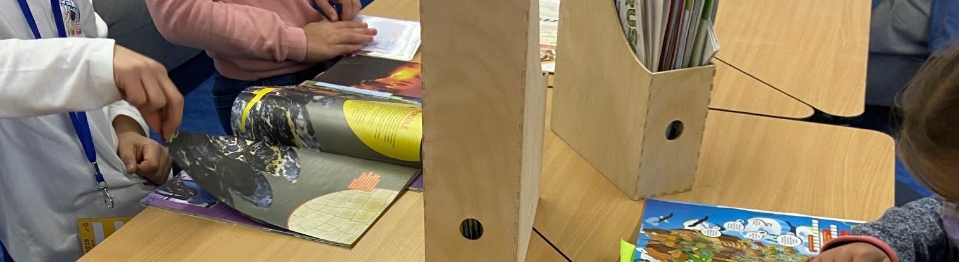 Ein Kind tippt ein Rezept an einem iPad während daneben ein ausgedrucktes Plätzchen-Rezept liegt.