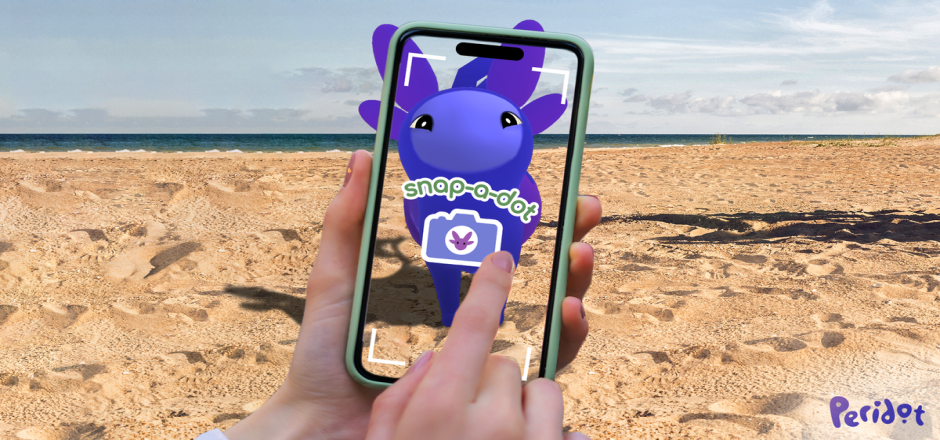 Handy mit AR Applikation am Strand