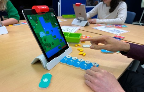 Teilnehmende versuchen sich am Osmo Coding Starter Set