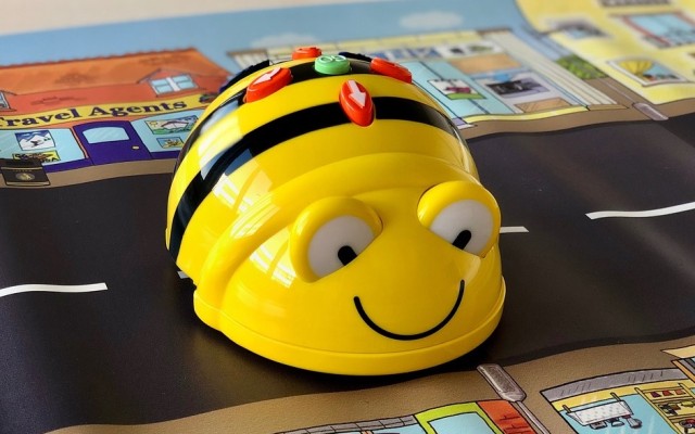 Ein BeeBot fährt über eine Straßenkarte.