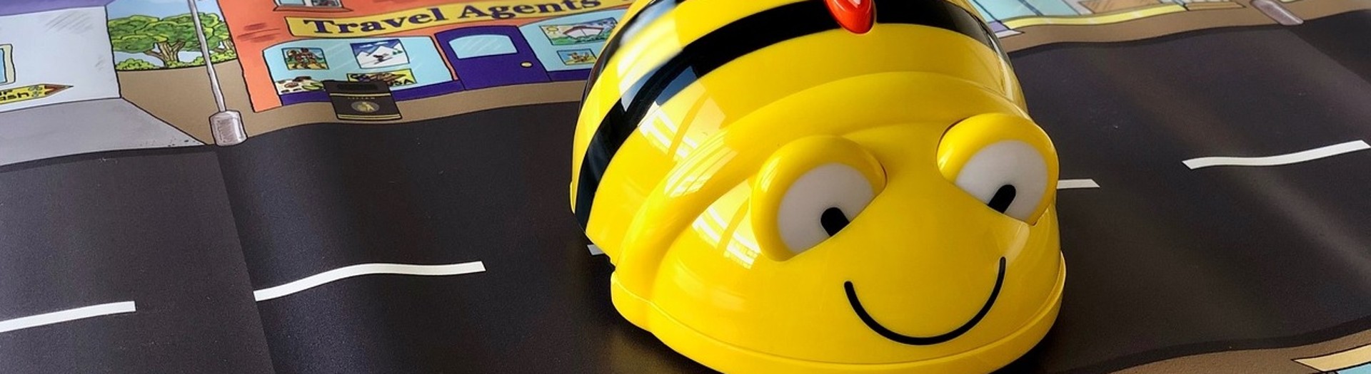 Eine Roboter-Biene auf einem Straßenplan.