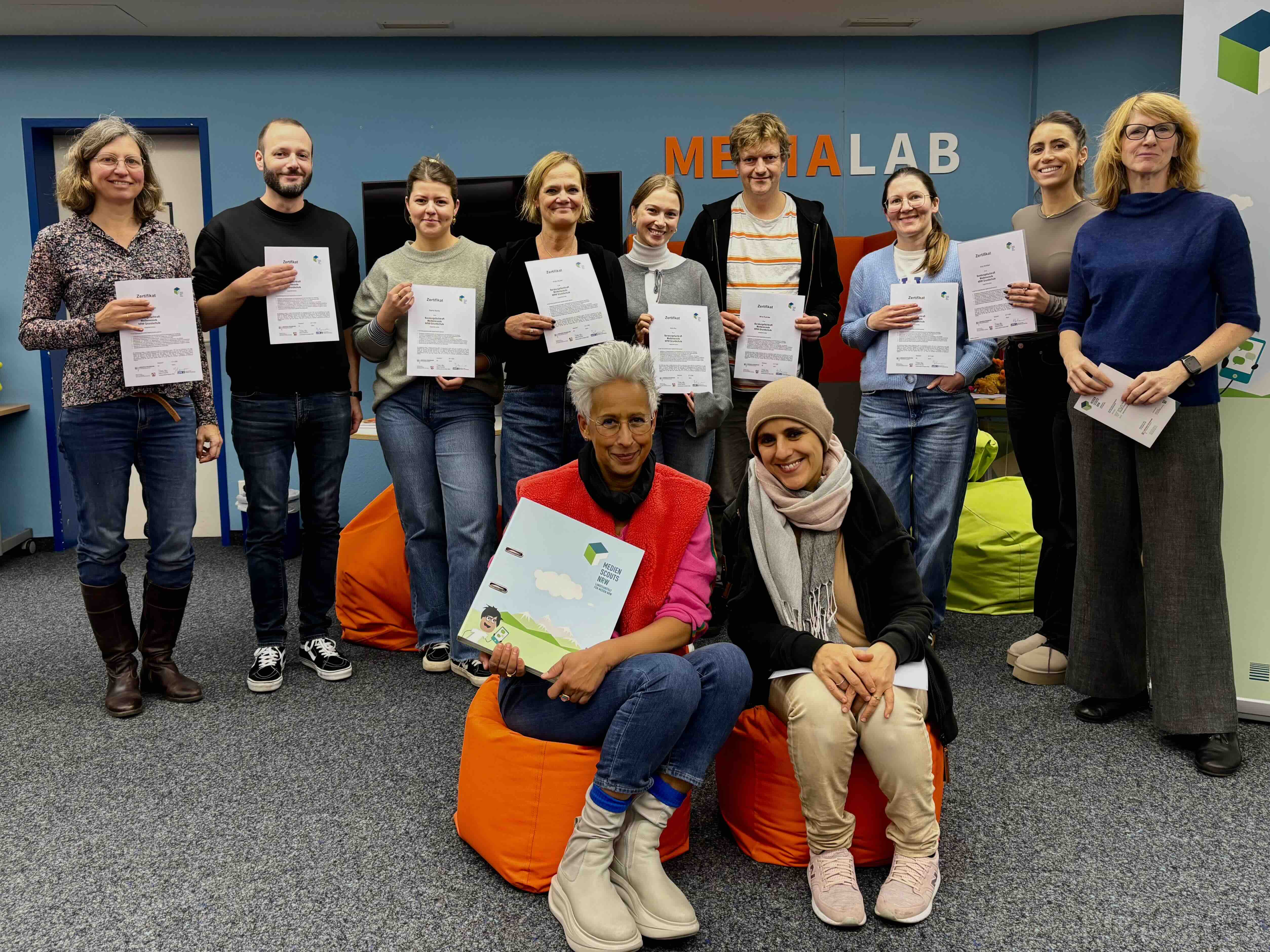 Die Teilnehmenden von Medienscouts Grundschule stehen mit Urkunden zusammen.