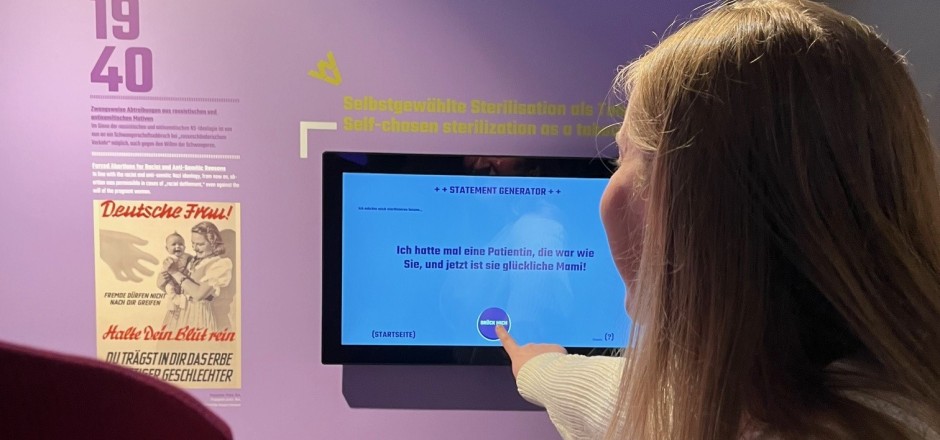 Tochscreen und Frau die diesen bedient