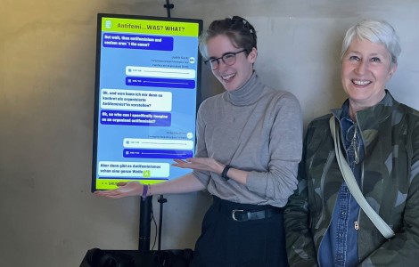 Auszubildende und Projektleitung ZMB stellen Touchscreen vor