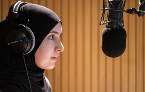 Mädchen bei der Sprachaufnahme