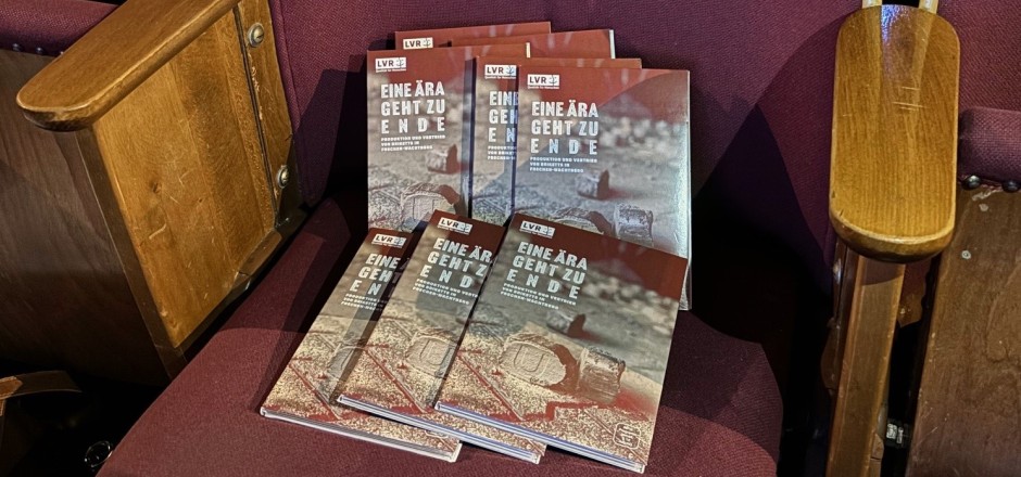 Kinositze mit platzierten DVDs.