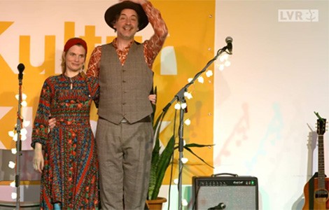 Eine Musikerin und ein Musiker auf der Bühne