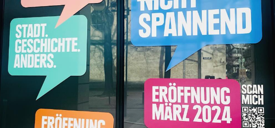 Glastür mit Plakaten