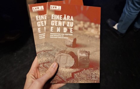 Eine Hand hält 2 DVDs.