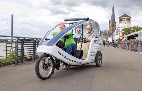 EIn Fahrer und zwei Passagiere im VHS Mobil