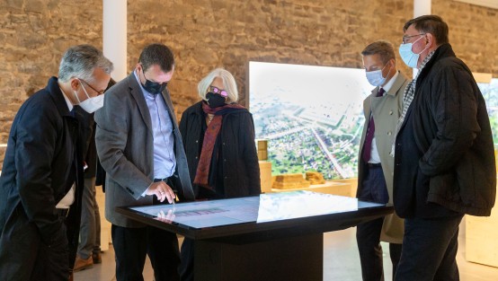 Besucher an einem Touchtisch in der Ausstellung.