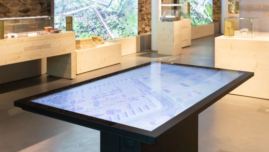 Blick in die Sonderausstellung mit Touchtisch im Vordergrund
