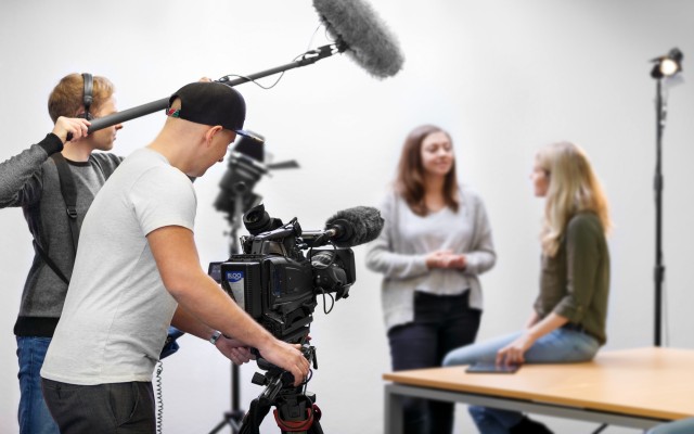 Filmteam mit Kamera und Mikrofon beim Dreh einer Szene