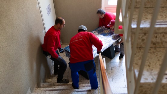 Transport eines Tisches im Treppenhaus